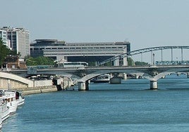 Hallan un cadáver descuartizado y guardado en una maleta y bolsas bajo un emblemático puente de París