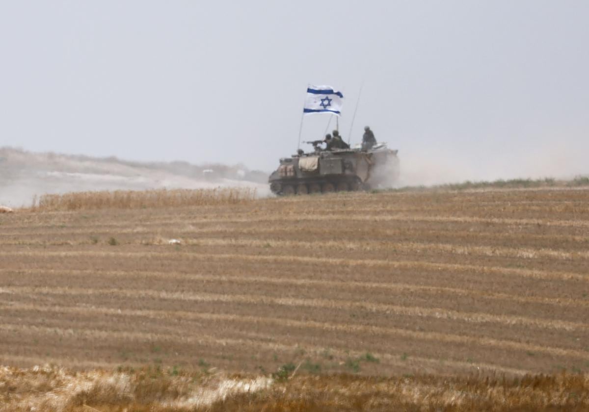 Blindado israelí cerca de la frontera con Gaza