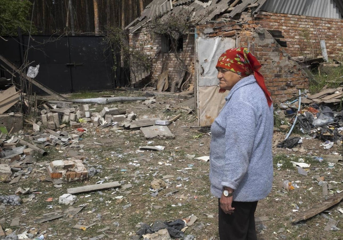 Una vecina de la aldea de Vovchansk, próxima a Járkov, observa los destrozos tras un bombardeo ruso
