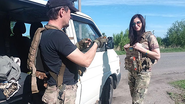 Vova y Aliana ponen sus chalecos antibalas antes de acercarse a Vovochansk