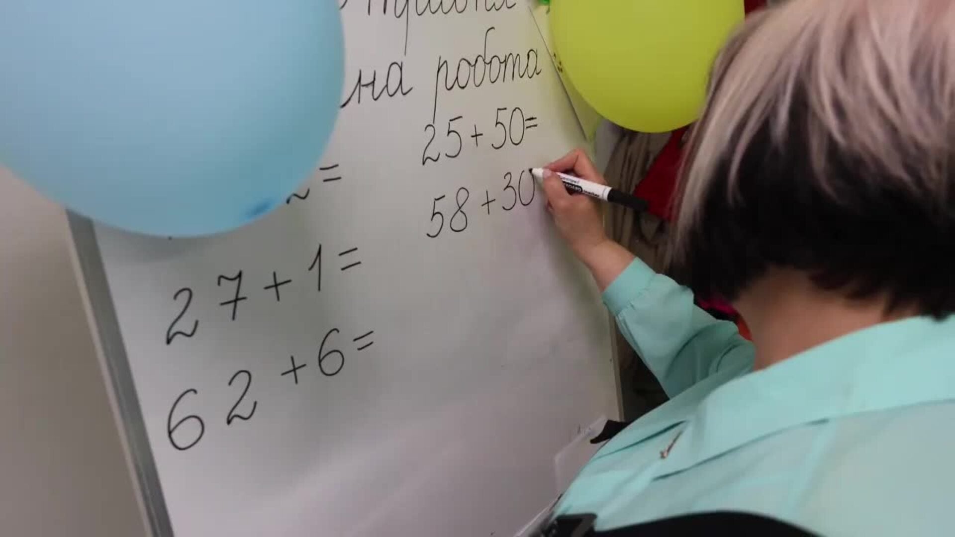 Niños y niñas en Járkov asisten a clase en escuelas subterráneas mientras se intensifican los combates