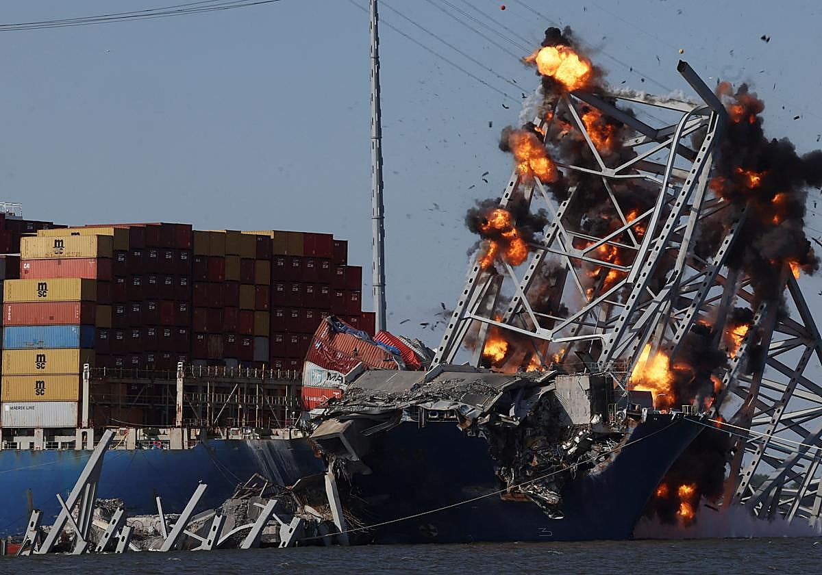 Momento de la explosión del puente de Baltimore