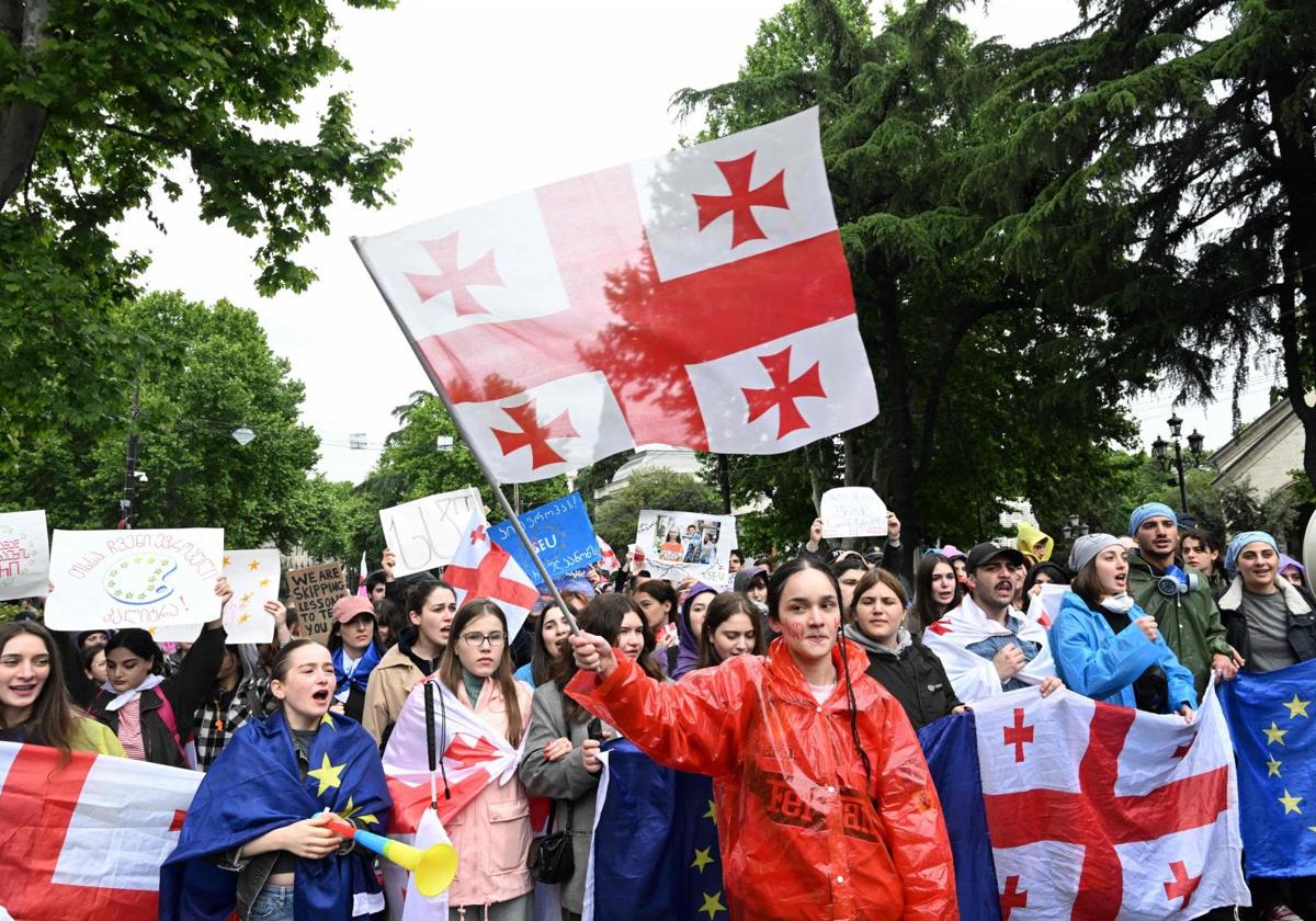 Manifestantes georgianos protestan contra el controvertido proyecto de ley sobre «influencia extranjera»