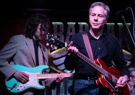 Antony Blinken pide la paz en Ucrania tirando de su lado más rockero en un bar de Kiev