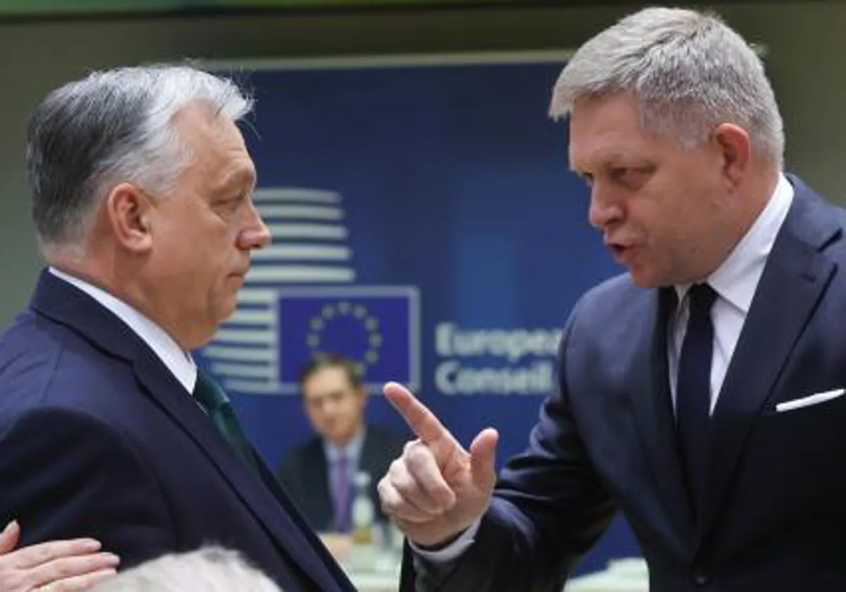 El primer ministro eslovaco, Robert Fico (derecha), se dirige a su homólogo húngaro, Viktor Orbán, durante una cumbre en Bruselas