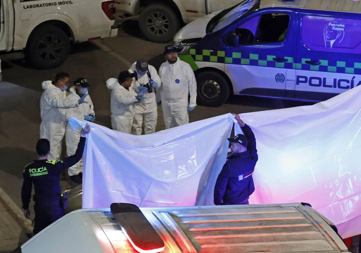 Agentes del Cuerpo Técnico de Investigación (CTI) de la Fiscalía investigan la zona donde el director de la cárcel fue asesinado
