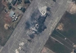 Una imagen satélite muestra varios aviones MiG-31 rusos dañados en la base militar de Crimea ocupada