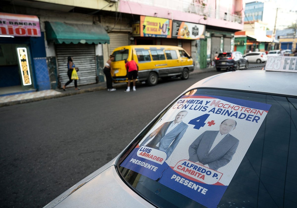 Propaganda electoral en la parte trasera de un coche