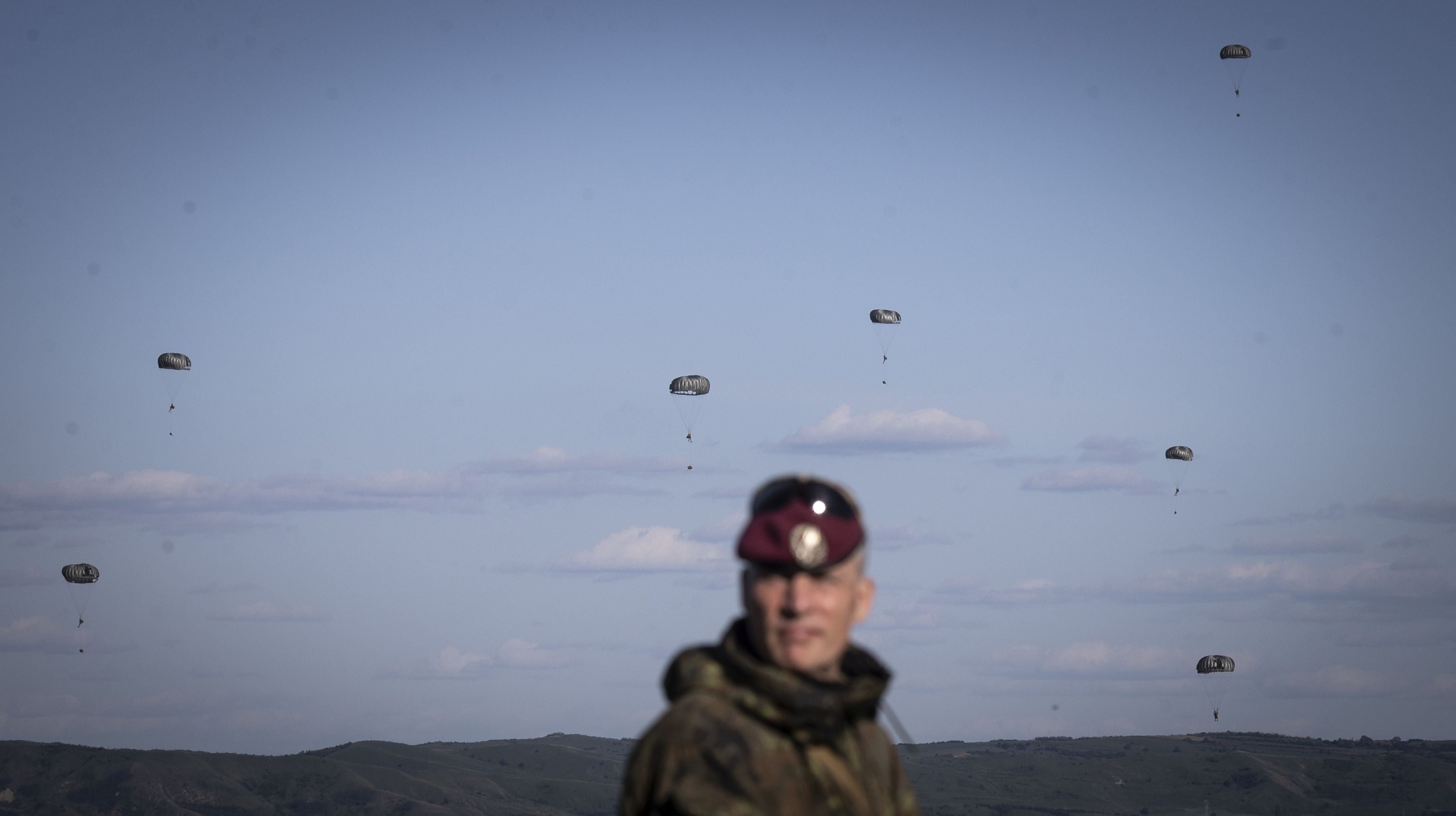 Los paracaidistas saltan para comenzar la misión de la Alianza en Rumanía, dentro de los ejercicios Swift Response