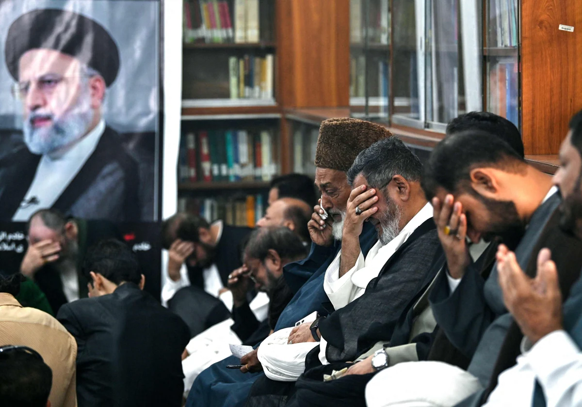 Seguidores lamentan la muerte del presidente iraní durante una ceremonia de condolencias en el Centro Cultural de Irán en Karachi