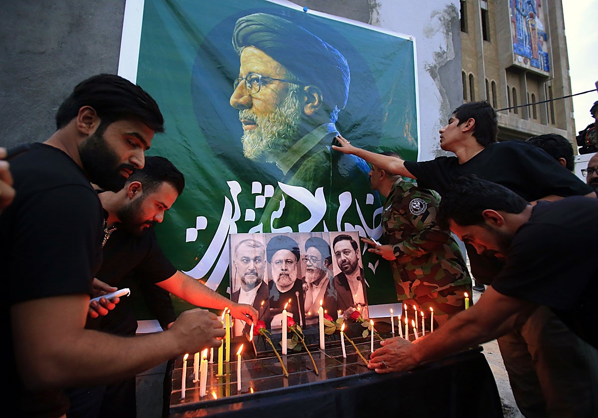 Un grupo de personas rinde homenaje a Raisi en las calles de Bagdad