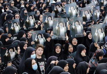Miles de personas se concentran en Teherán en homenaje a Raisi