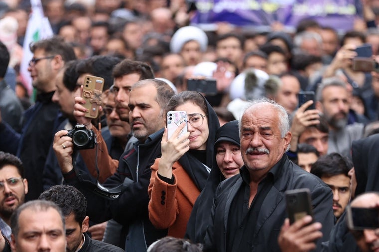 Iraníes participan en una procesión fúnebre en Tabriz