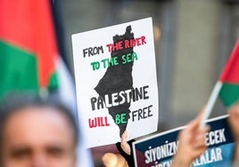 Países Bajos aprueba una moción que recomienda calificar el lema palestino «desde el río hasta el mar» de delito de odio