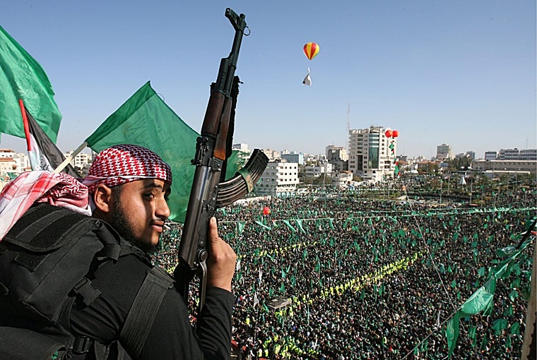 Decenas de miles de palestinos ondean la bandera verde de Hamás, en una foto de archivo