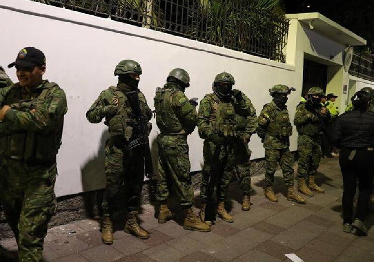 Militares ecuatorianos ante la embajada de México en Quito