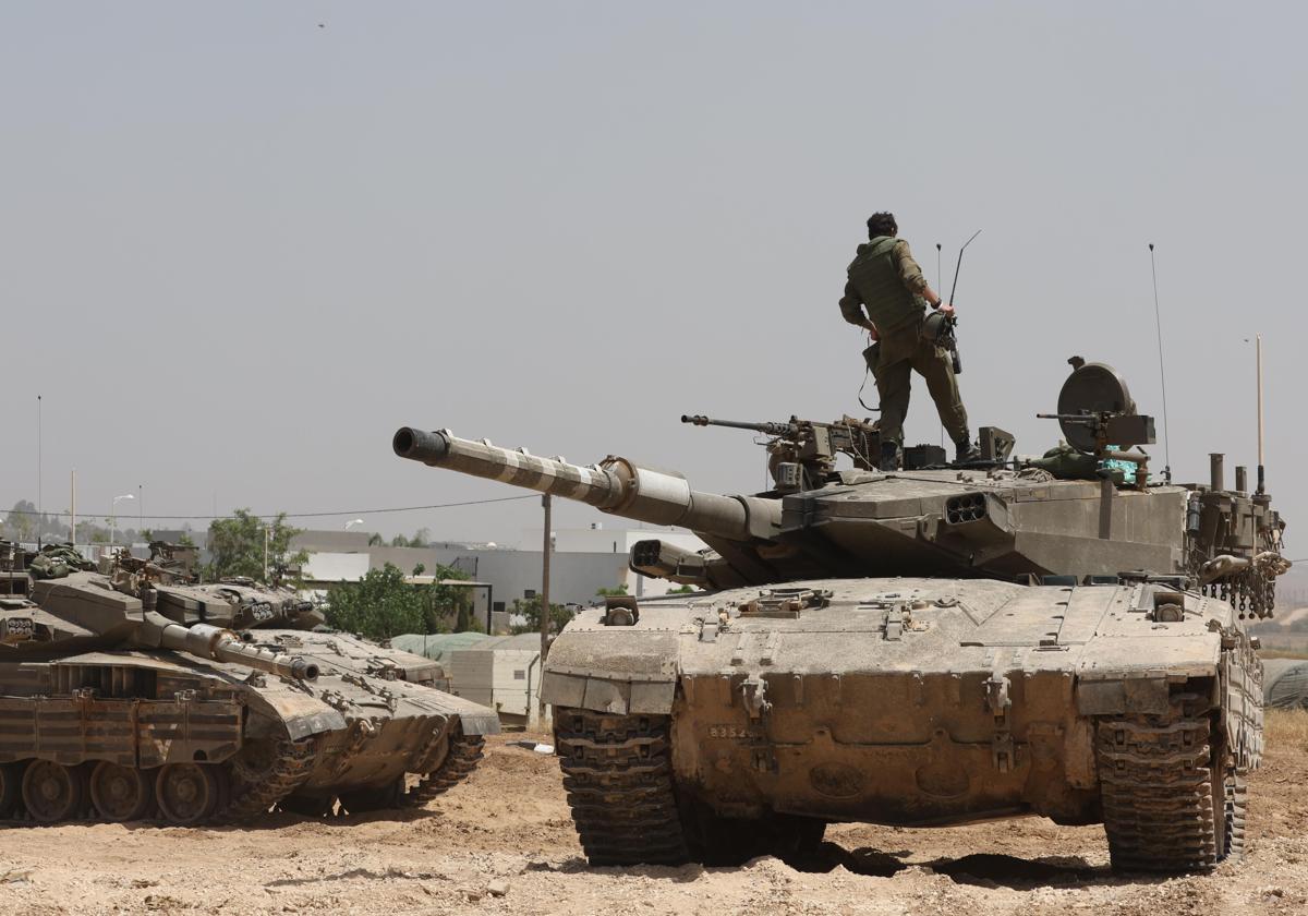 ropas israelíes se reúnen cerca de la frontera con Gaza, en el sur de Israel