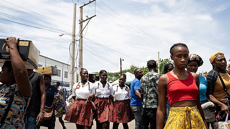 Escolares a la hora del mercado en Dajabón