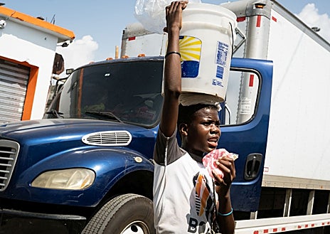 Imagen secundaria 1 - El río Masacre, la frontera entre Haití y la República Dominicana. Debajo, grupos de personas que recorren la zona