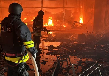 Al menos seis muertos y 38 heridos tras el bombardeo ruso contra un hipermercado de Járkov