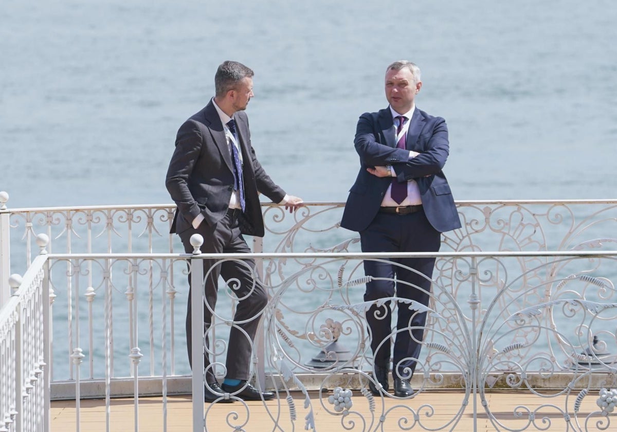 El embajador de Ucrania, Yaroslav Melnyk, durante una pausa de la reunión de ministros de Finanzas del G-7 en Stresa (Italia)