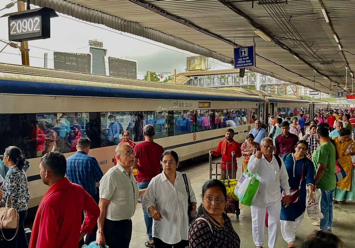 El Gobierno de Narendra Modi lleva una década modernizando las infraestructuras de la India con trenes como el expreso Vande Bharat entre Bombay y Ahmedabad