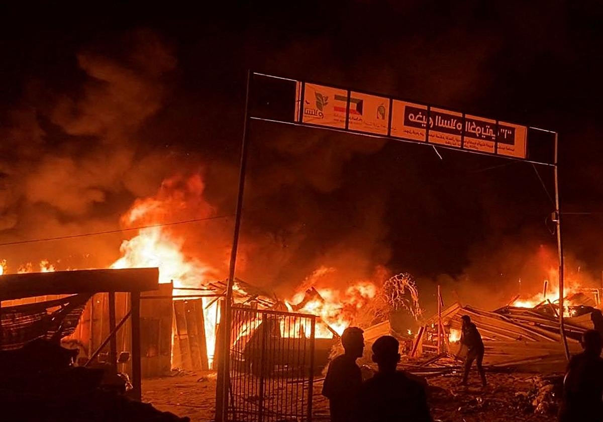 Imágenes de la televisión de un ataque israelí sobre un campo palestino en Gaza