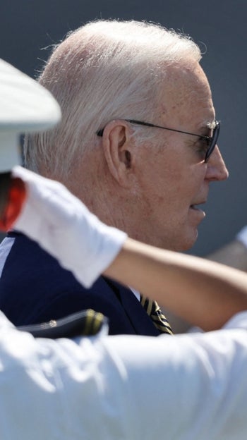 El presidente Biden habla en la graduación de West Point