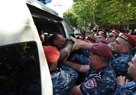 Más de 200 manifestantes armenios detenidos por protestar contra la entrega de localidades a Azerbaiyán