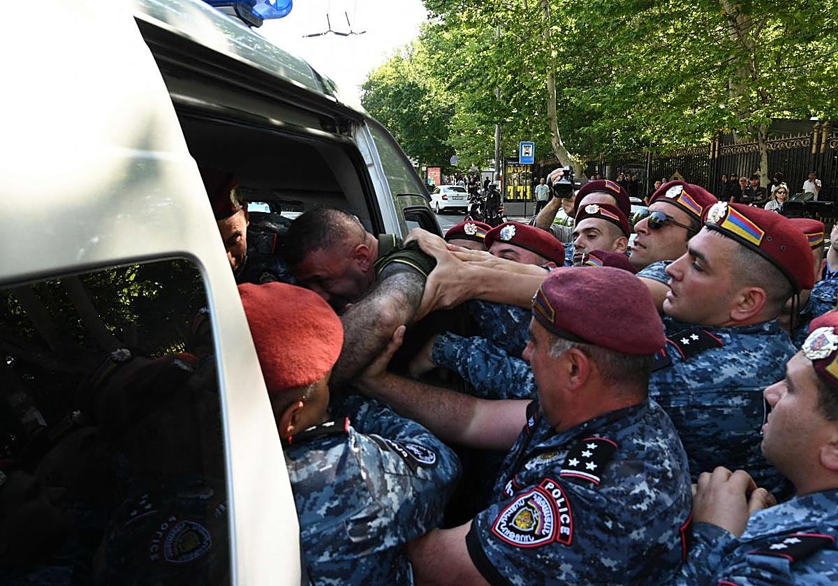 Agentes del orden armenios detienen a un manifestante durante una manifestación para exigir la dimisión del primer ministro Nikol Pashinyan por la transferencia de tierras al vecino Azerbaiyán