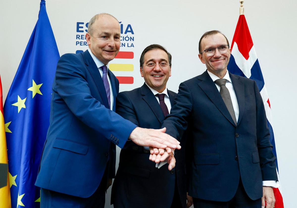 El Ministro español de Asuntos Exteriores, Unión Europea y Cooperación, José Manuel Albares (C), el Ministro de Asuntos Exteriores noruego, Espen Barth Eide (D), y el Ministro de Asuntos Exteriores irlandés, Micheal Martin, se dan la mano tras celebrar una rueda de prensa conjunta en la Representación Permanente de España ante la Unión Europea en Bruselas