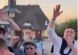 «Extranjeros fuera» y «Alemania para los alemanes»: se viraliza el vídeo de unos jóvenes haciendo el saludo nazi en un pub alemán