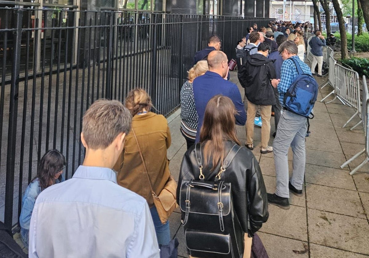 Las colas de entrada a los juzgados de Manhattan para presenciar una jornada histórica