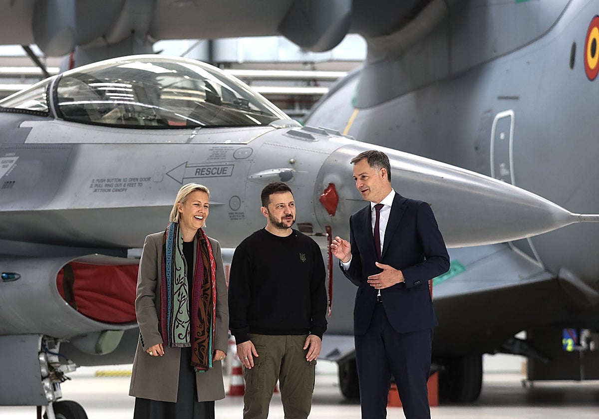 Zelenski conversa con la ministra de Defensa belga, Ludivine Dedonder, y el primer ministro belga, Alexander De Croo, antes de una reunión con pilotos, instructores belgas y personal de mantenimiento