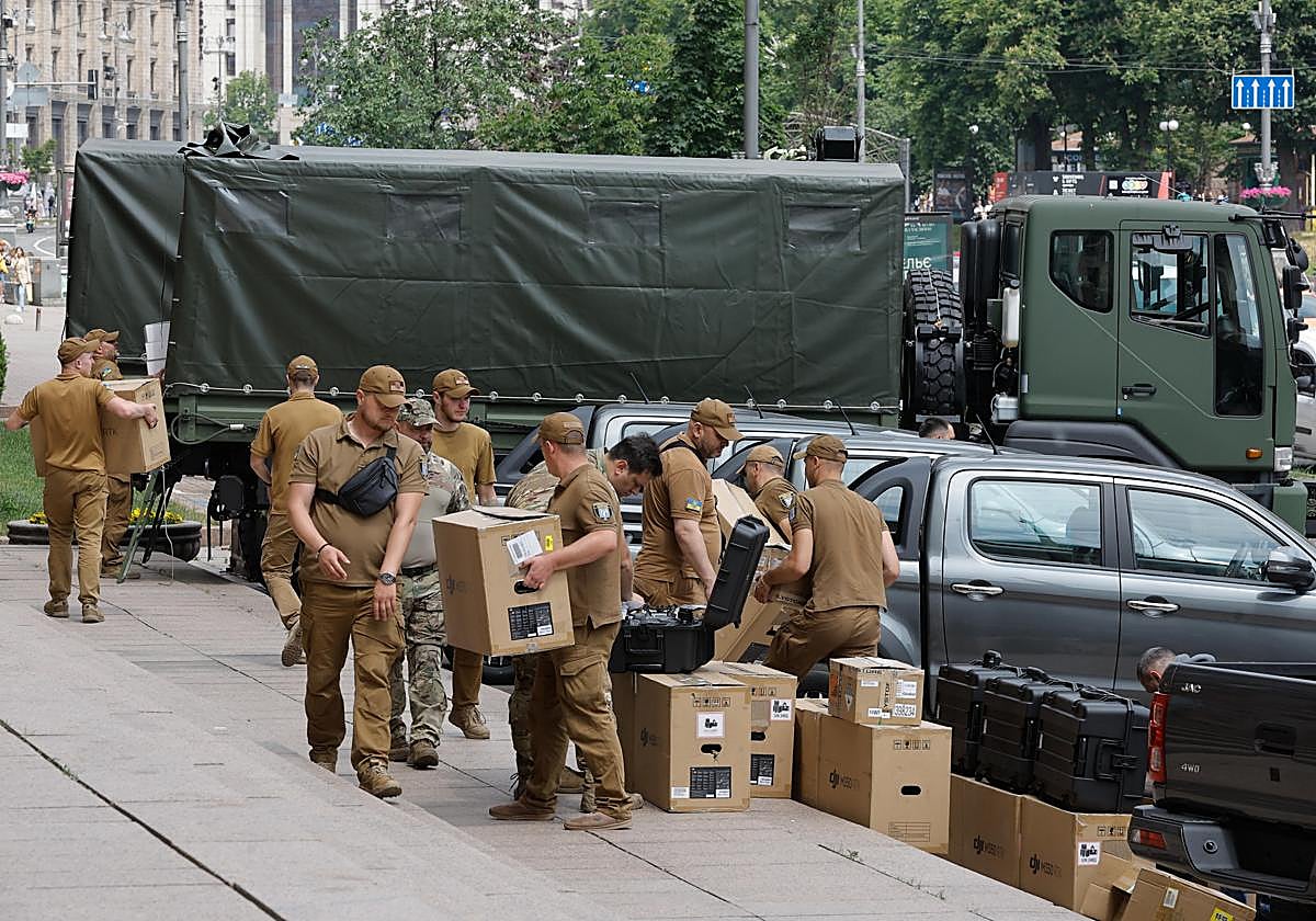 Kiev entrega vehículos y drones a un batallón ucraniano que lucha en Járkov
