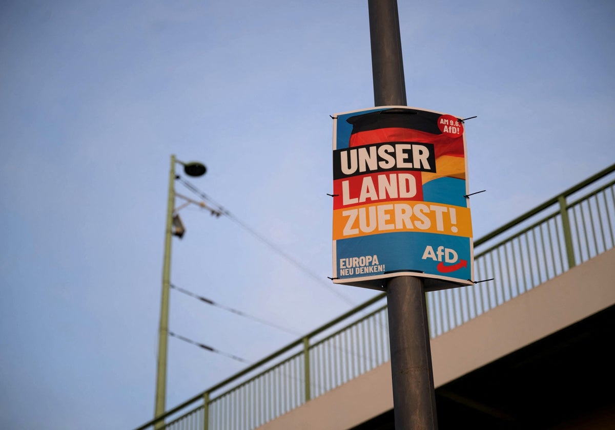 Un cartel de la campaña electoral de la ultraderechista Alternativa para Alemania AfD para las elecciones de la UE se ve en Colonia | En vídeo: ¿Qué se vota en las elecciones europeas?