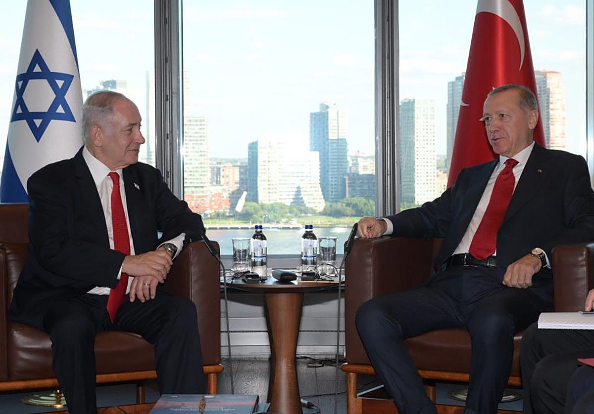 Benjamín Netanyahu, primer ministro de Israel, y Recep Tayyip Erdogan, presidente de Turquía, en una cumbre bilateral