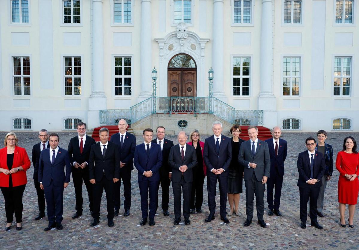Foto familiar al final de una reunión conjunta de ministros del gabinete franco-alemán frente al Palacio Schloss Meseberg