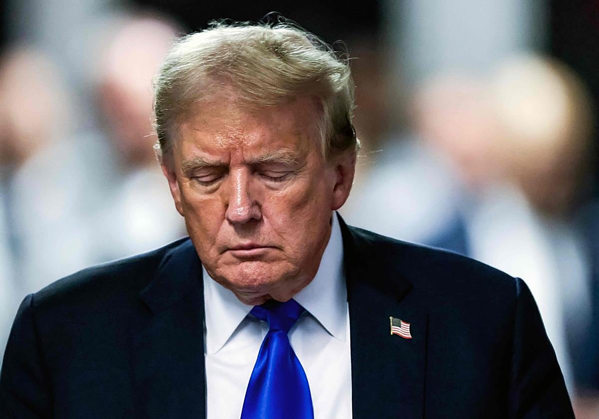 El ex presidente de Estados Unidos y candidato presidencial republicano Donald Trump sale de la sala del tribunal tras ser declarado culpable