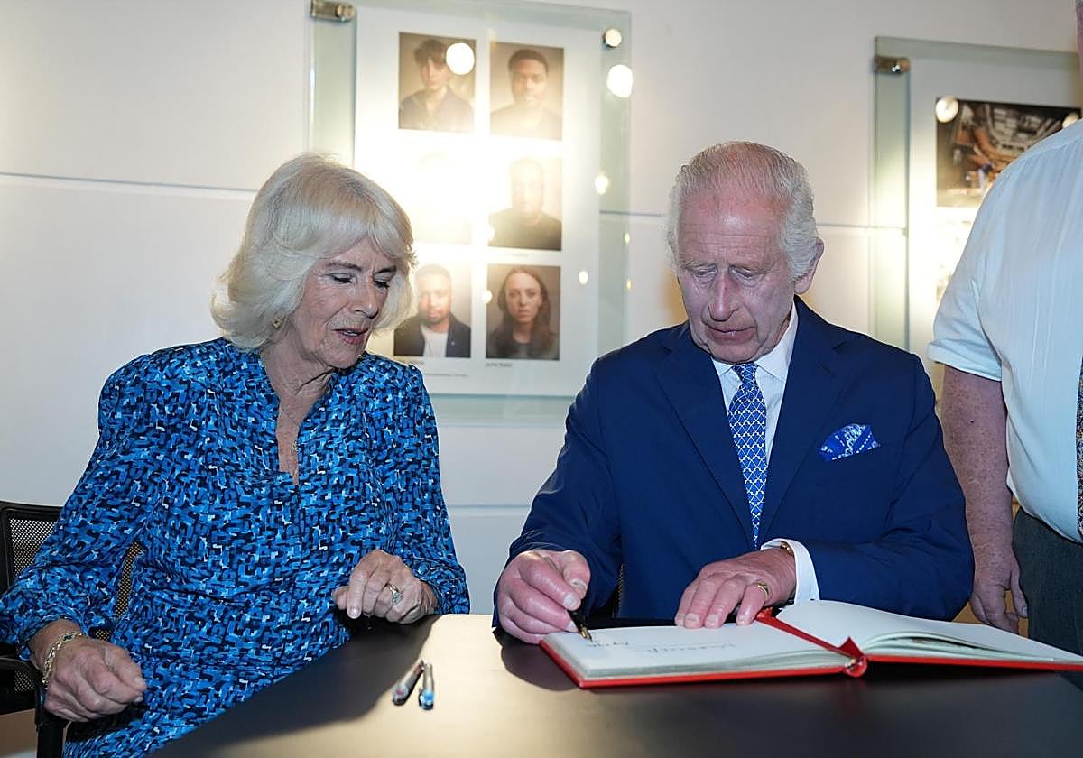 La pareja real británica visita la Real Academia de Arte Dramático