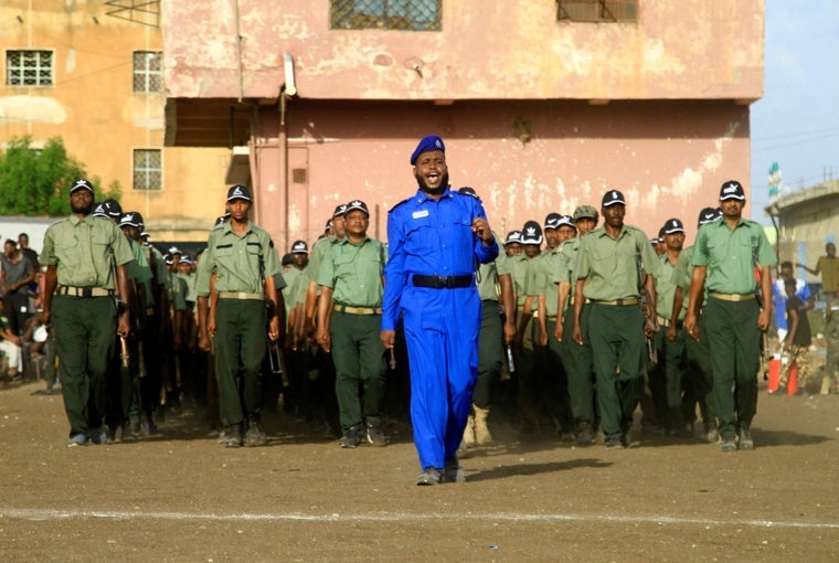 Combatientes leales al jefe del ejército de Sudán, Abdel Fattah al-Burhan, asisten a una ceremonia de graduación en el estado sureste de Gedaref el 27 de mayo de 2024. Sudán ha estado en medio de un conflicto durante más de un año entre el ejército regular liderado por el gobernante de facto Abdel Fattah al-Burhan y las RSF lideradas por su ex adjunto Mohamed Hamdan Daglo