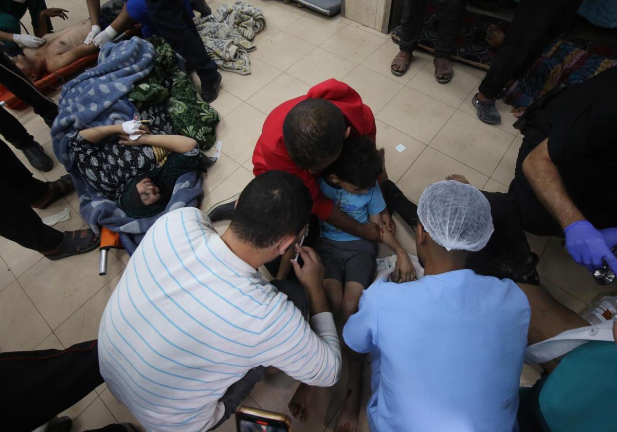 Personal médico atiende a los heridos en el campamento de refugiados de Bureij