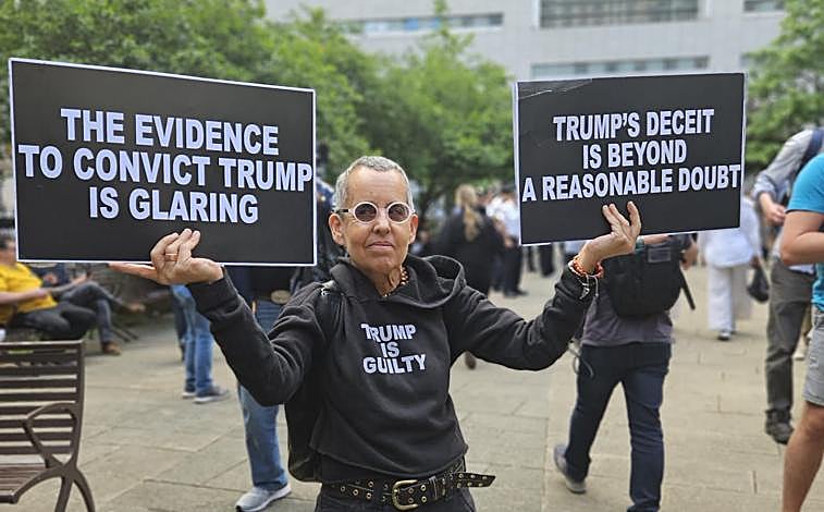 Imagen principal - Manifestantes en las afueras de Collect Pond Park