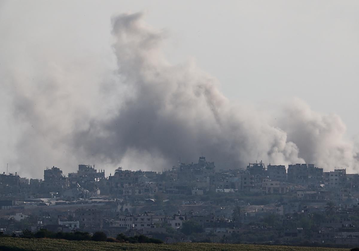 Humo tras un ataque en Gaza.