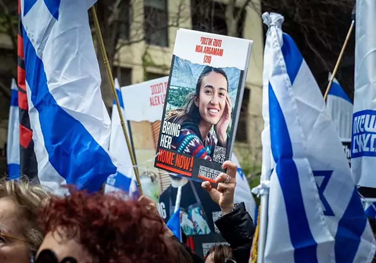 Un manifestante protesta con un cartel de la rehén Noa Argamani, secuestrada durante los ataques del 7 de octubre por parte de Hamás
