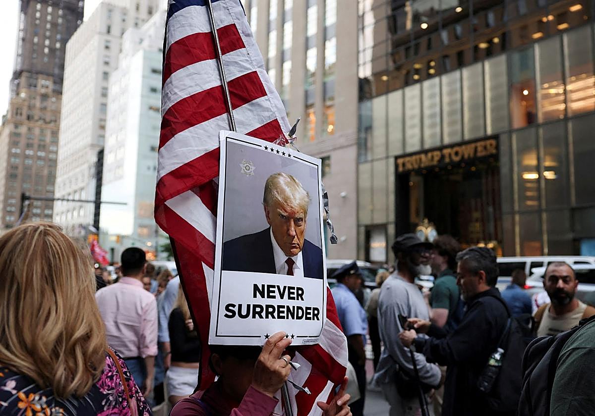 En vídeo: ¿En qué afecta a Trump haber sido declarado culpable? | Foto: Los partidarios de Trump se encuentran afuera de la Torre Trump tras el anuncio del veredicto