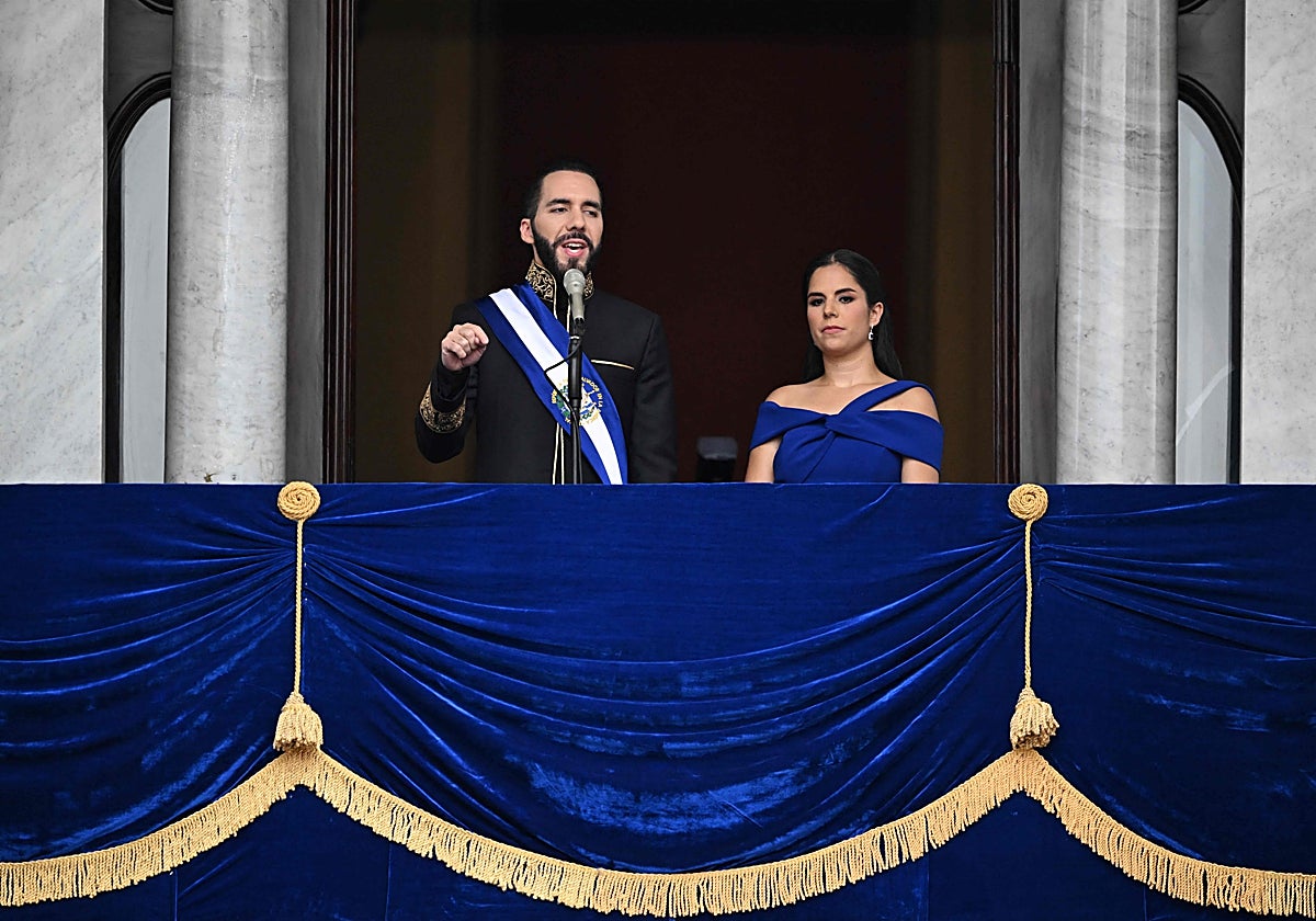 El presidente Bukele, junto a su mujer Gabriela, durante su intervención desde el balcón del Palacio Nacional este sábado