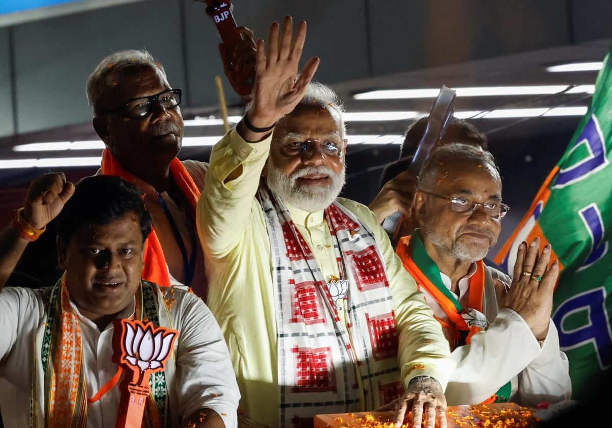 Modi (en el centro, saludando con la mano) en un acto de campaña en Calcuta