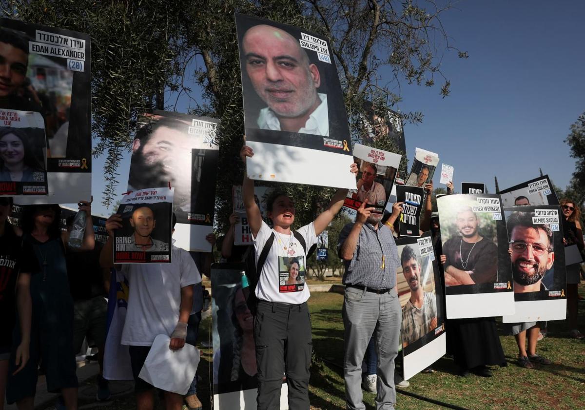Familiares de los rehenes que fueron secuestrados durante el ataque del 7 de octubre por Hamás