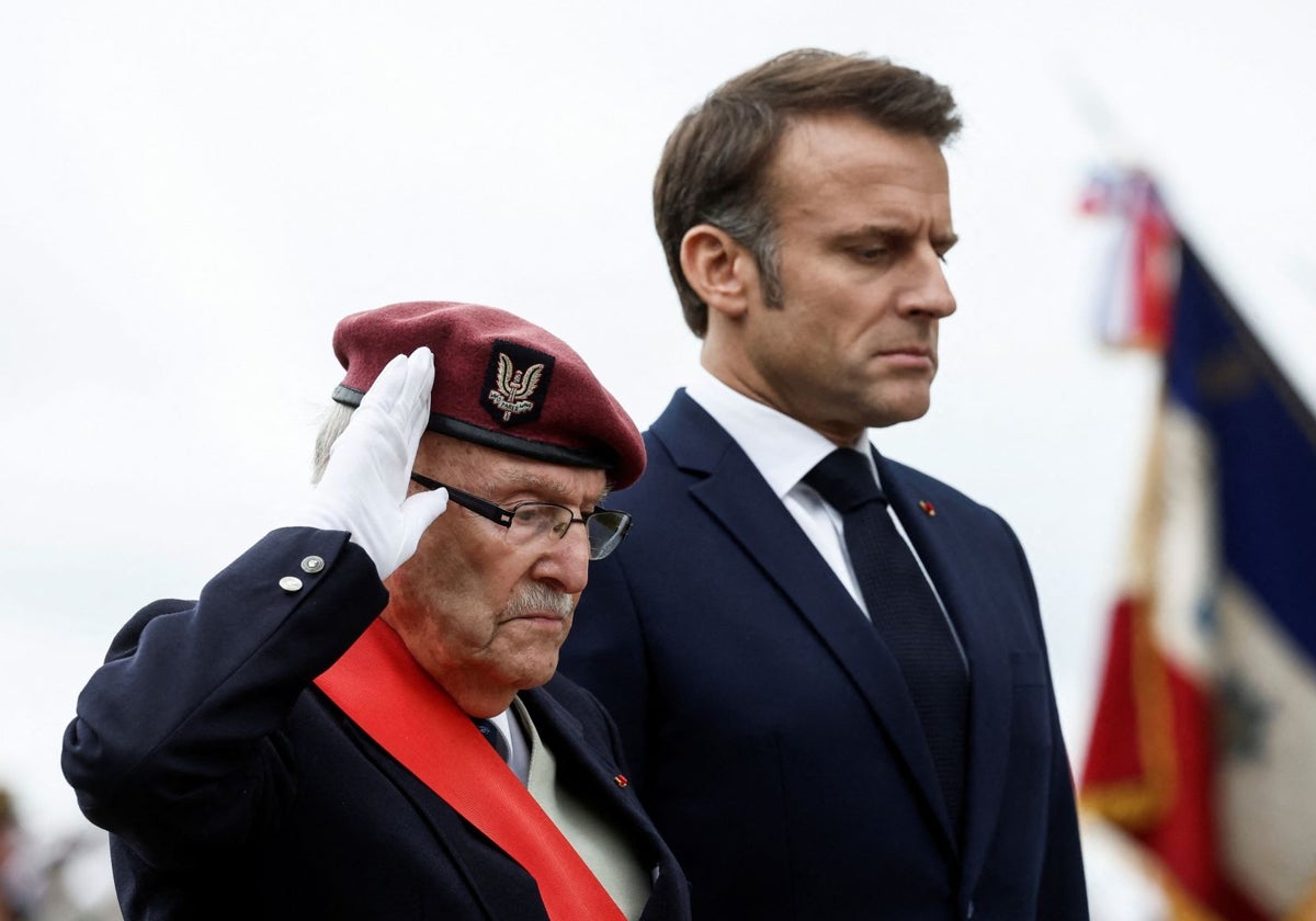 El veterano Achille Muller y el presidente de Francia, Emmanuel Macron